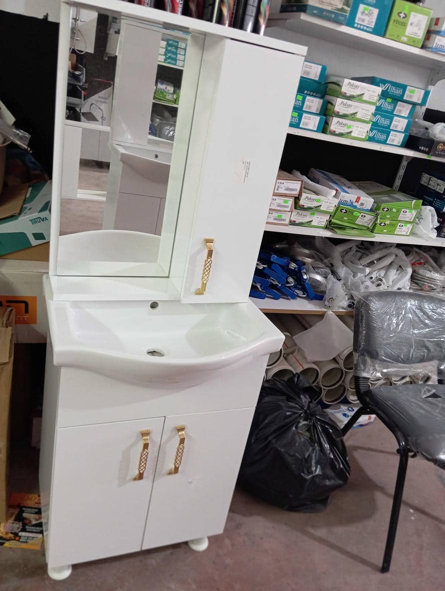 Ofis lavabo çevresinde su kaçağı kontrolü